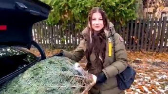 OMG! Perverser Passant hilt beim Christbaum tragen und wird fett belohnt !!!